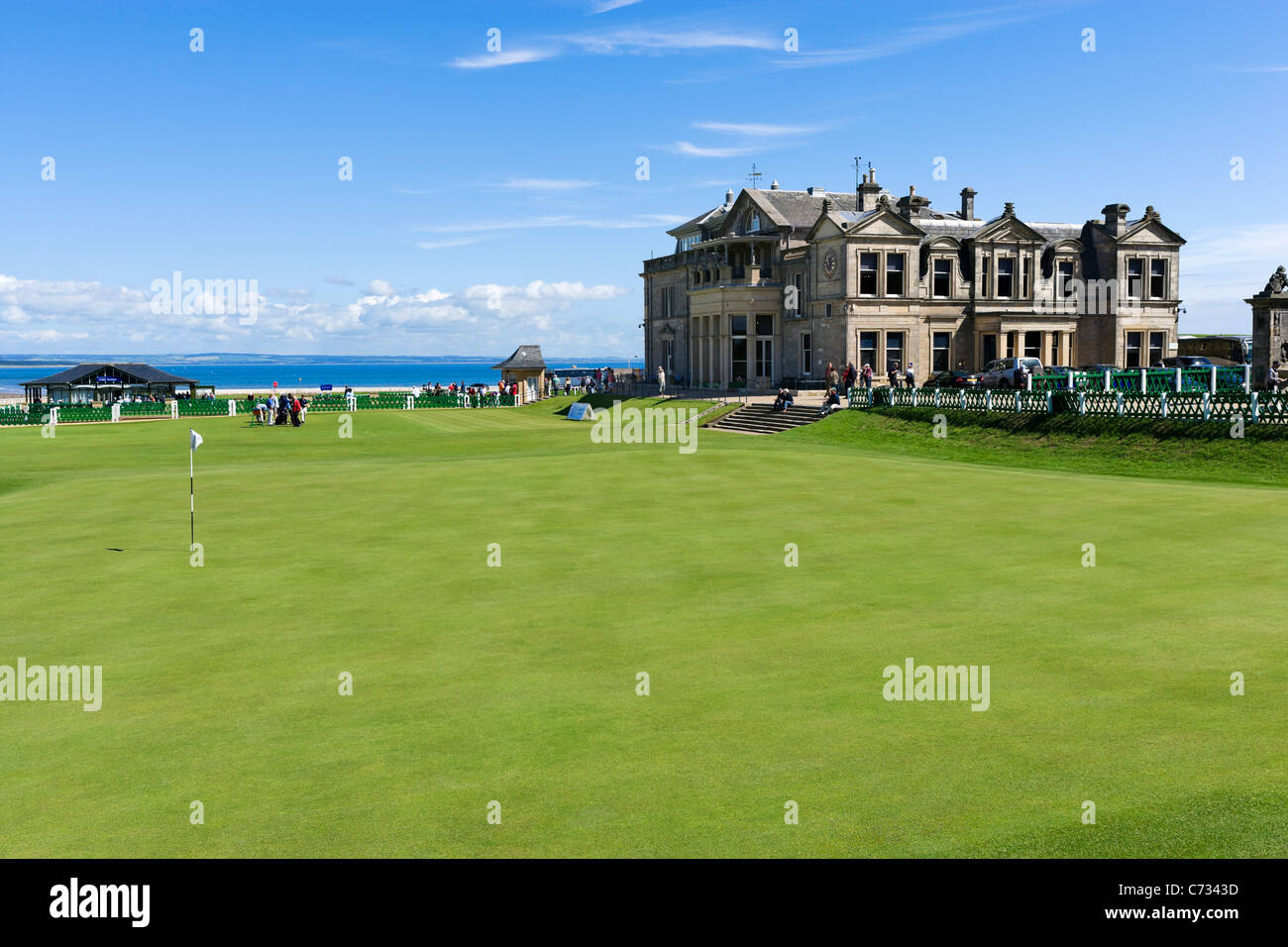 Das 18. Grün auf dem Old Course mit dem königlichen und alten Clubhaus hinter St. Andrews, Fife, Schottland, Vereinigtes Königreich Stockfoto