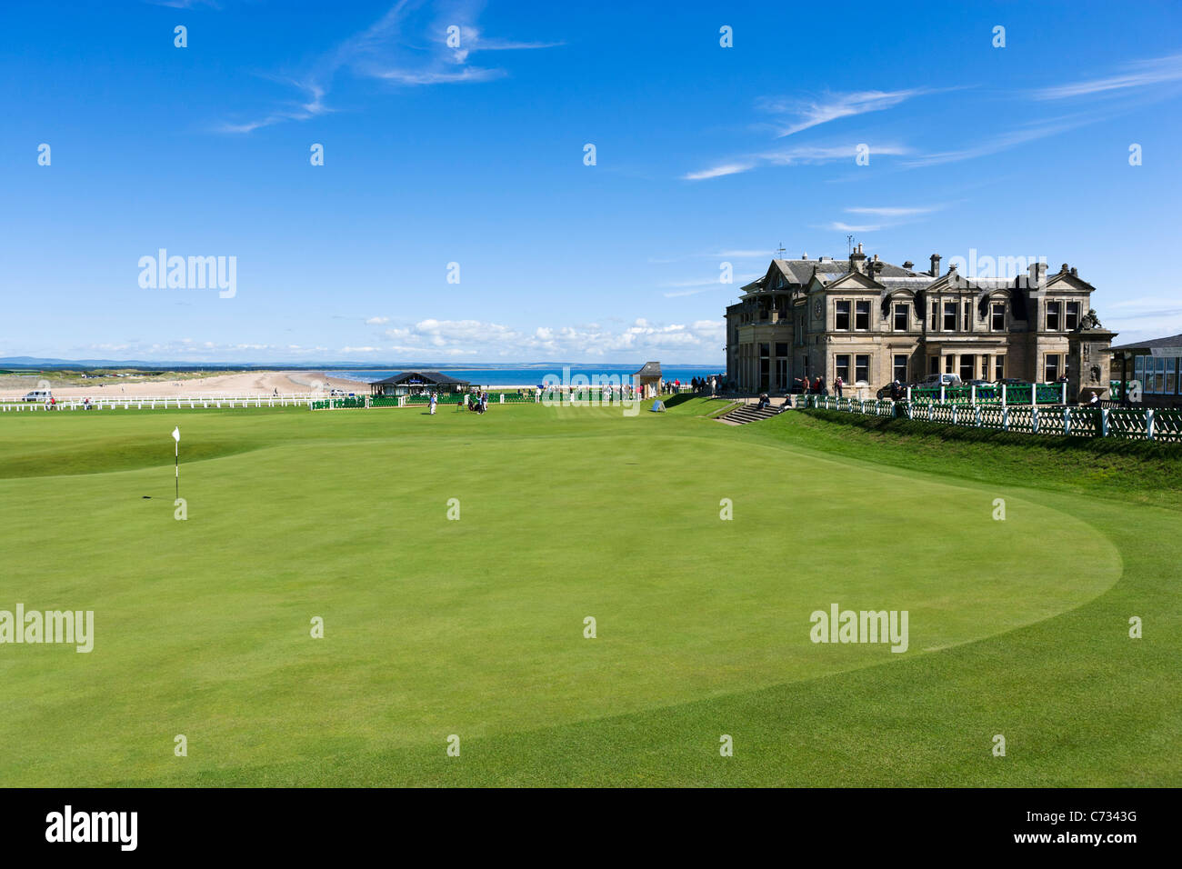 Das 18. Grün auf dem Old Course mit dem königlichen und alten Clubhaus hinter St. Andrews, Fife, Schottland, Vereinigtes Königreich Stockfoto