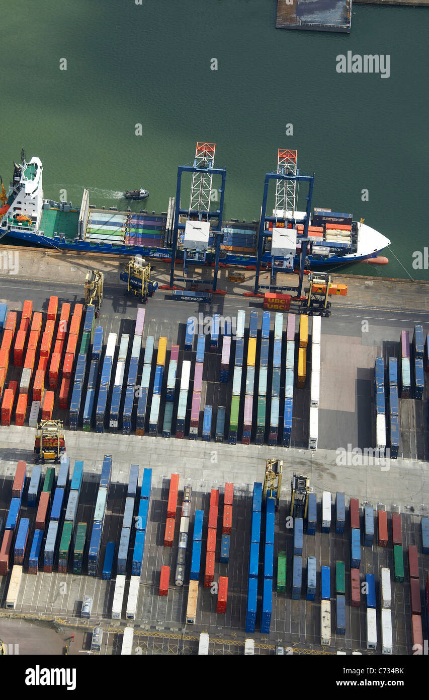 Containerschiff in Tilbury Docks, Südost-England, UK Stockfoto