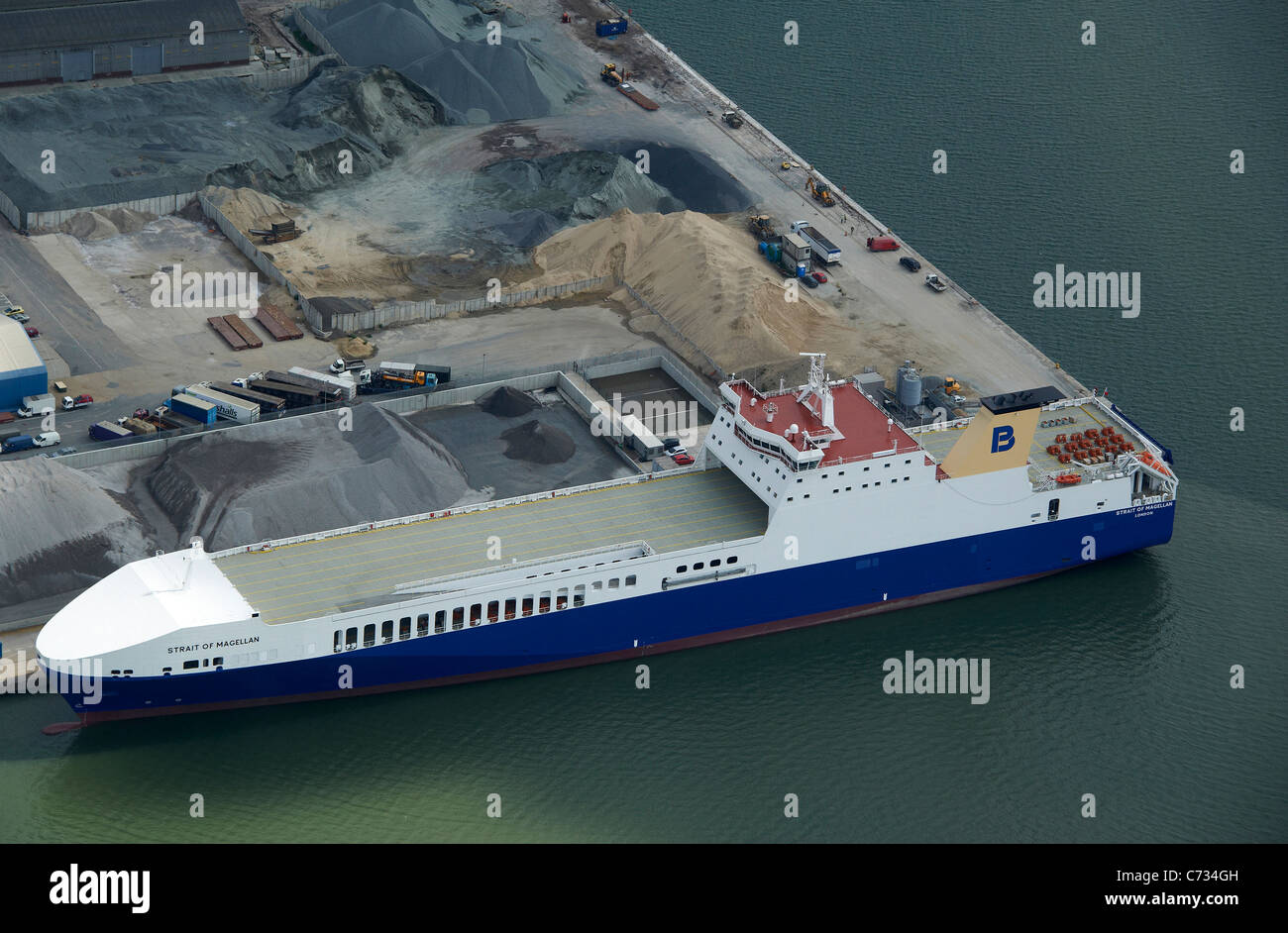 Containerschiff in Tilbury Docks, Südost-England, UK Stockfoto