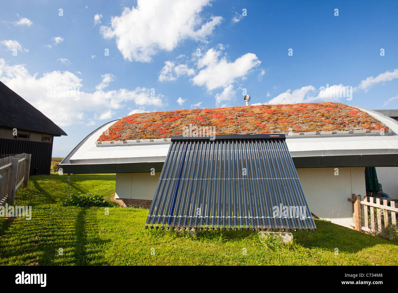 Cley Natur Reservat Besucher Zentrum, ein sehr grünes Gebäude mit erneuerbaren Energien und Grauwasser-Sammlung. Norfolk, Großbritannien. Stockfoto