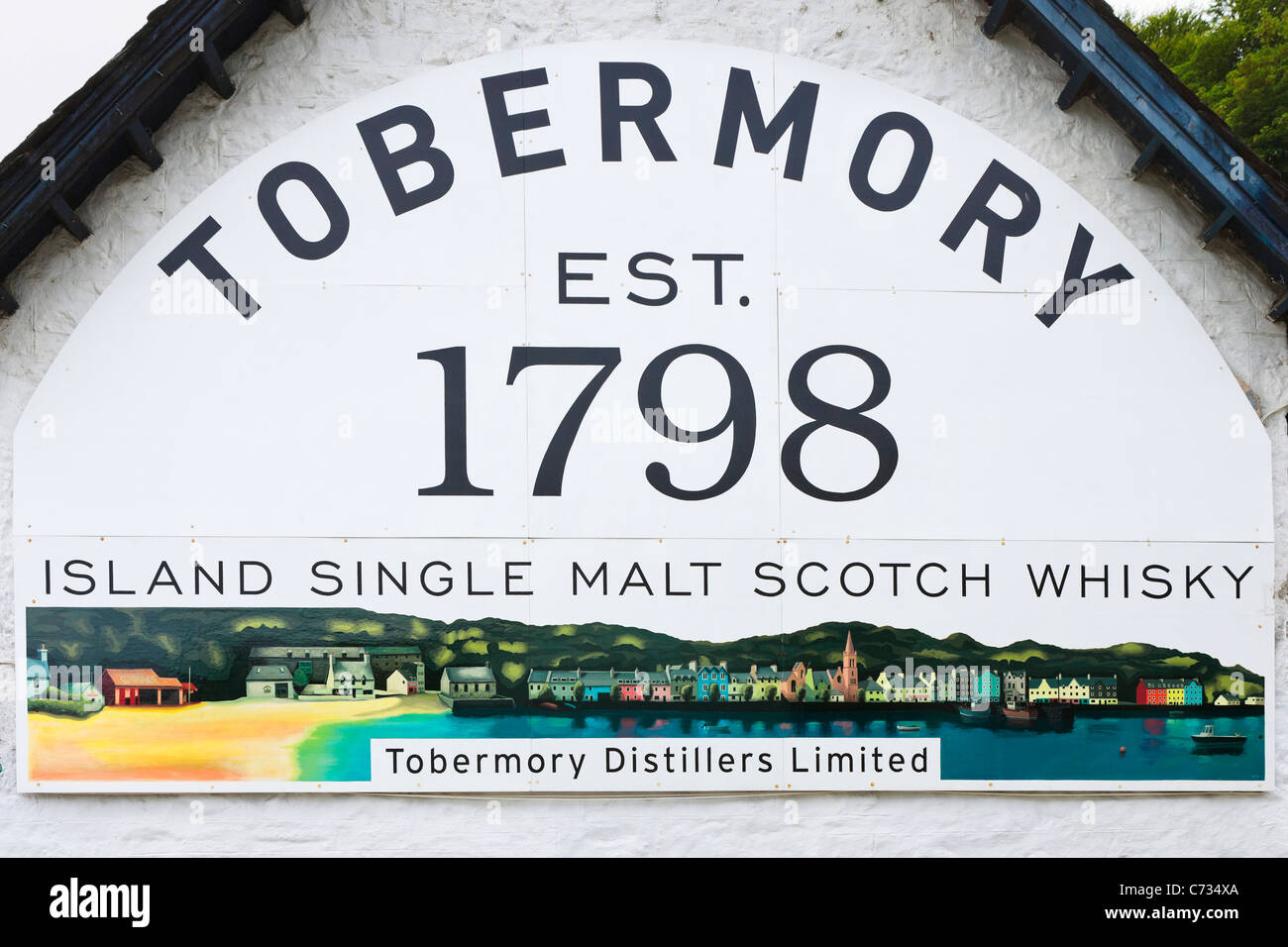 Melden Sie sich außerhalb der Tobermory Scotch Whisky-Destillerie in den Hafen von Tobermory auf der Isle of Mull, Inneren Hebriden, Schottland, UK Stockfoto