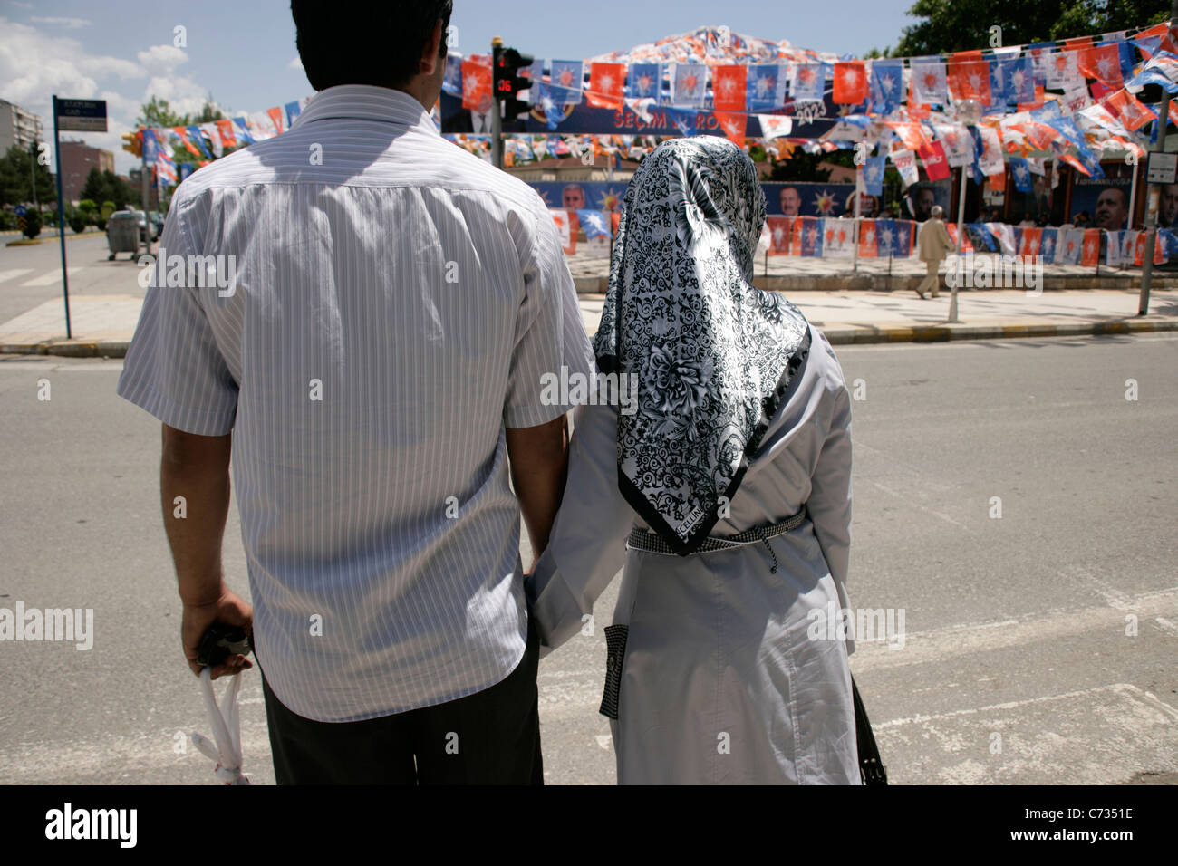 Türkische paar halten Hände in Adiyaman, Südosten der Türkei Stockfoto