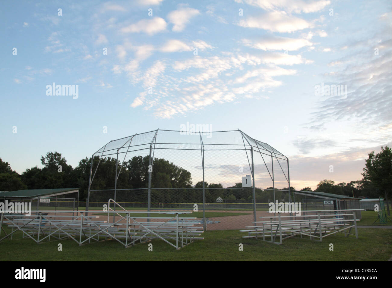 Ein Baseball-Feld in der Dämmerung, in Lakeville, Minnesota. Stockfoto