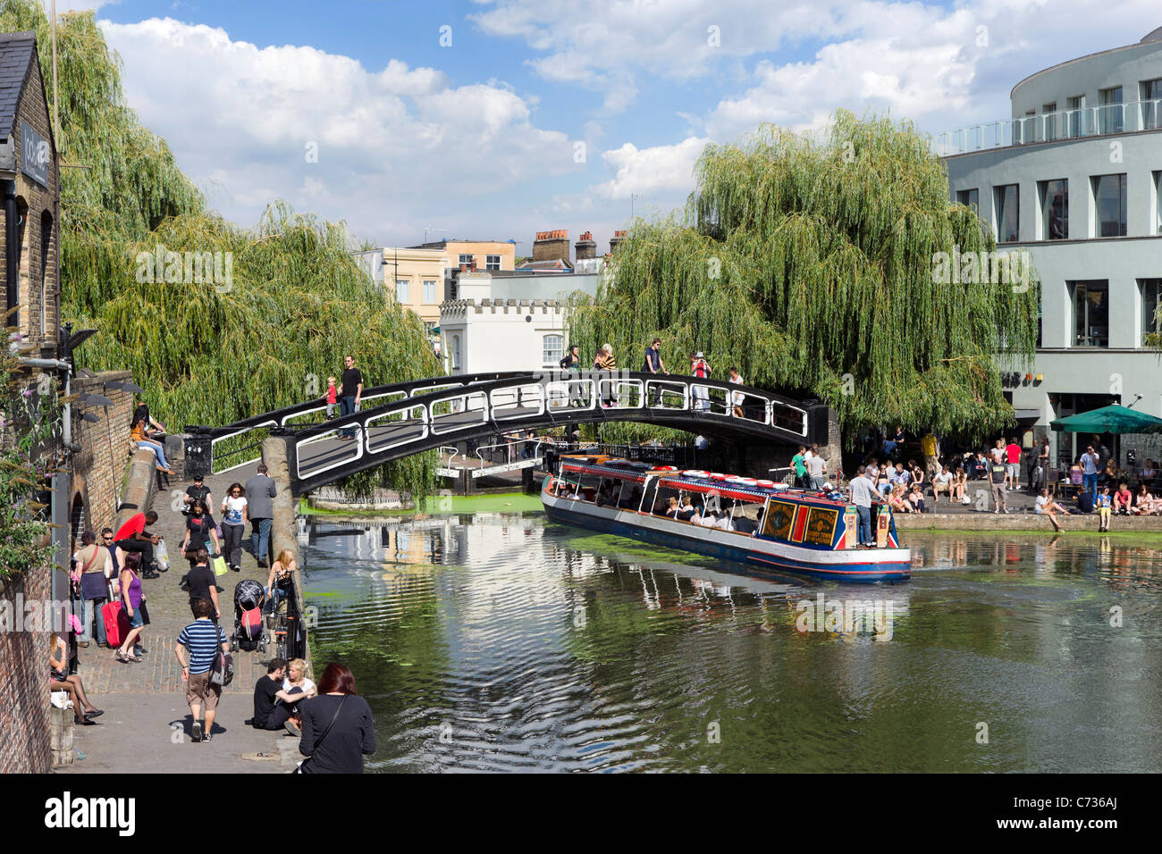 Narrowboat bei Camden Lock, Nord-London, England, UK Stockfoto