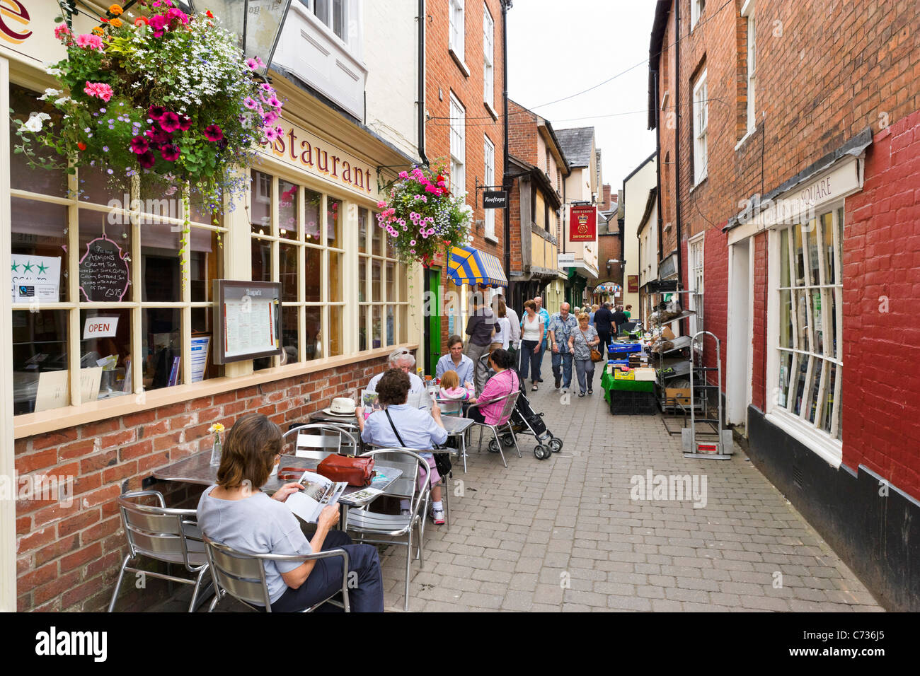 Sidestreet Café im Zentrum der alten Stadt, Ludlow, Shropshire, England, UK Stockfoto