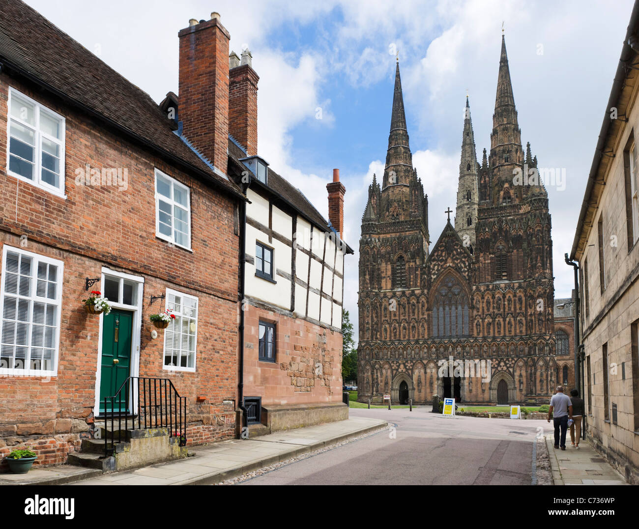 Die Westfassade des Lifchfield Kathedrale aus der enge, Lichfield, Staffordshire, England, UK Stockfoto