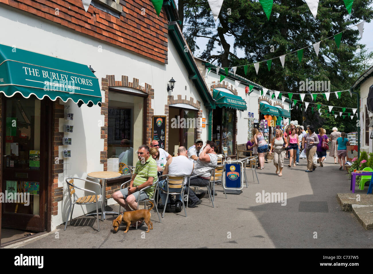 Straßencafé und Geschäfte im Dorf Burley in New Forest, Hampshire, England, Großbritannien Stockfoto