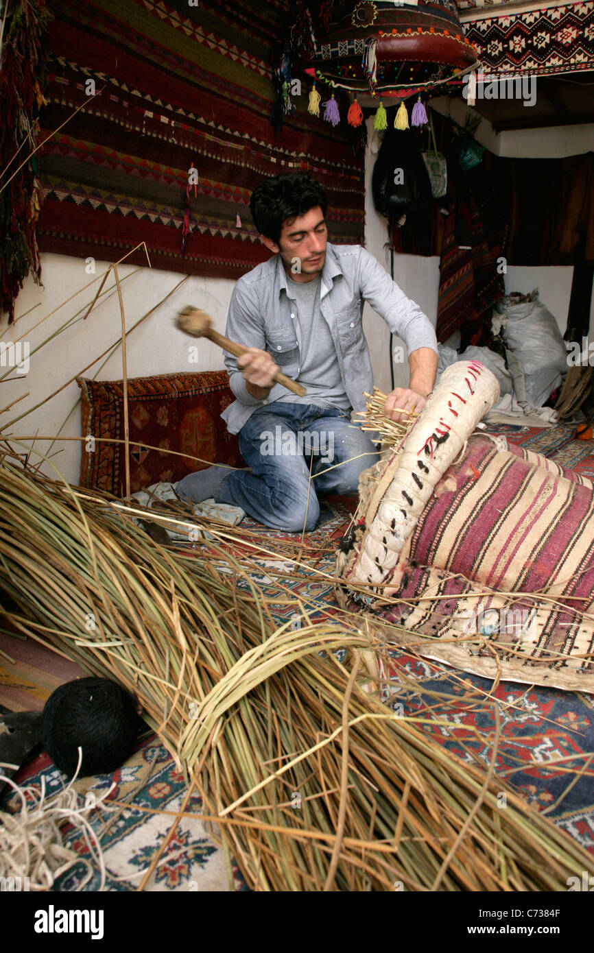 Hersteller von traditionellen Sättel (Palan) in Gerger, Provinz Adiyaman, Südosten der Türkei Stockfoto