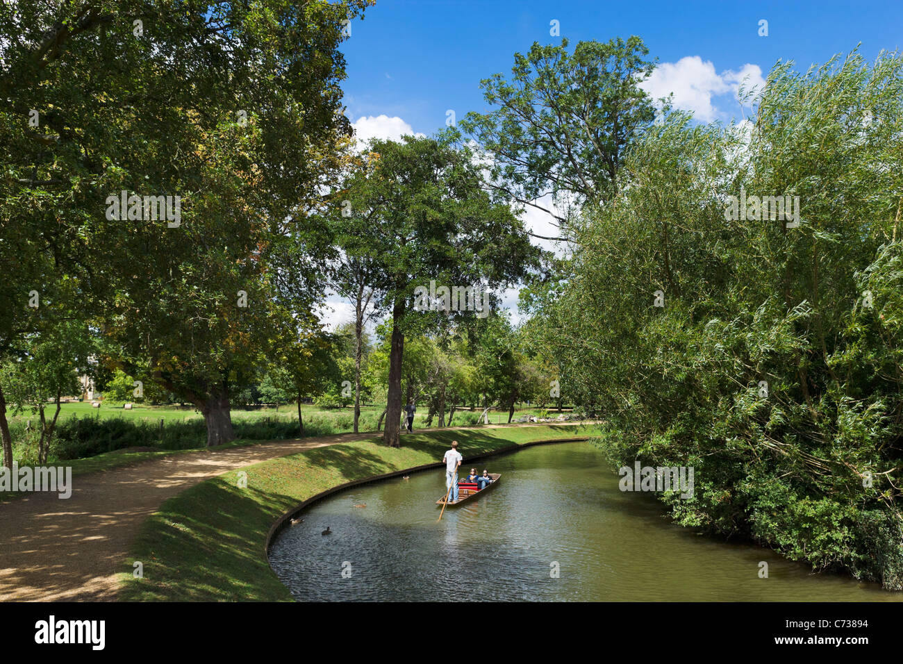 Bootfahren auf dem Fluss Cherwell in der Nähe von Christ Church Meadow, Oxford, Oxfordshire, England, UK Stockfoto