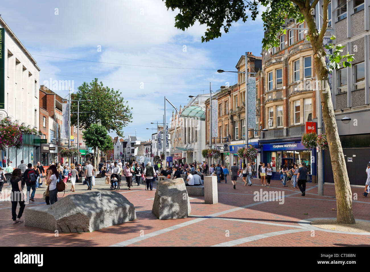 Geschäfte auf der Broad Street (Haupteinkaufsstraße) im Zentrum Stadt Reading, Berkshire, England, UK Stockfoto