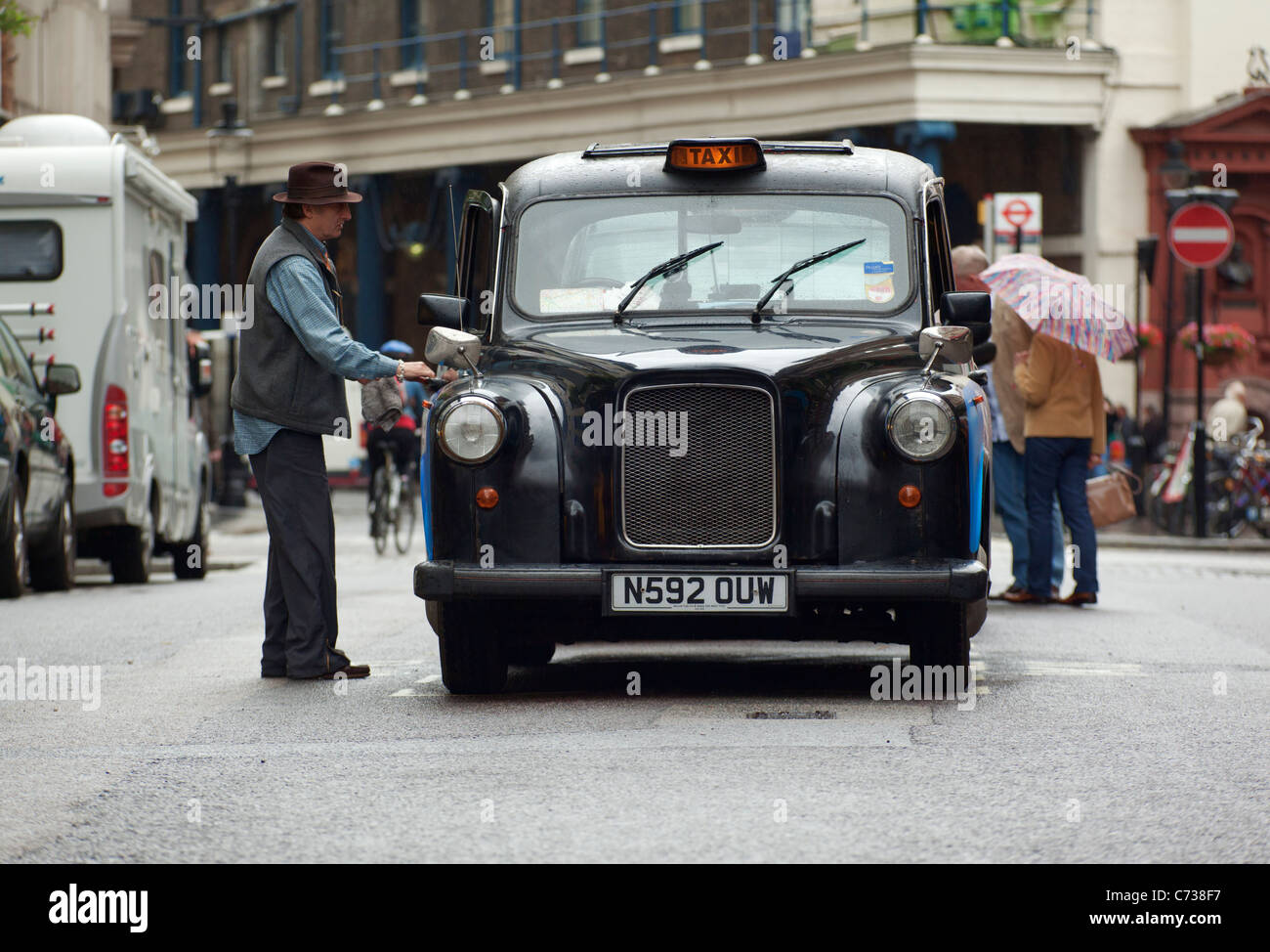 Cabby in einem Londoner Taxi in Covent Garden, London. Stockfoto