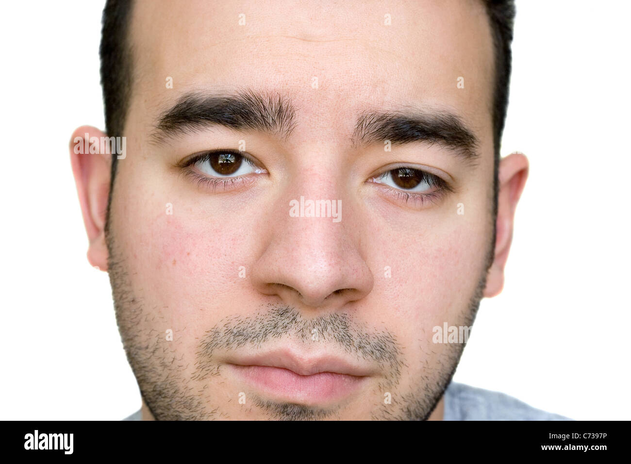 Eine Nahaufnahme von einem jungen Mann mit einem sehr ernsten Blick auf seinem Gesicht. Großes Exemplar für die Stirn. Stockfoto