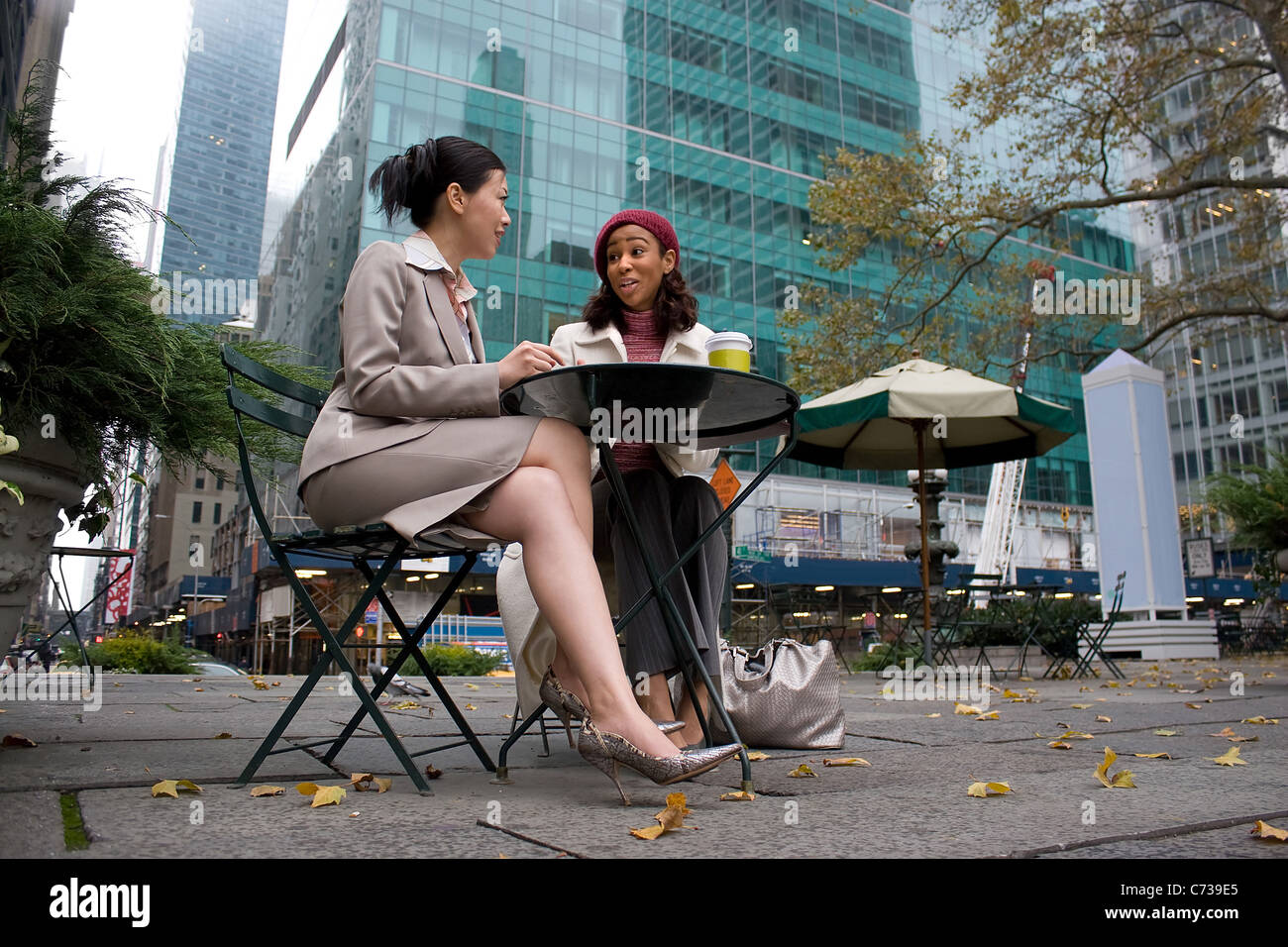 Zwei Geschäftsfrauen mit einer zufälligen Begegnung oder Diskussion in der Stadt. Stockfoto