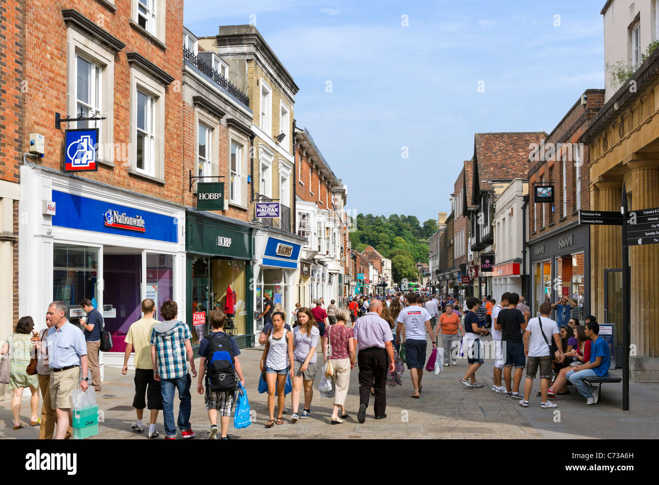 Geschäfte auf der High Street in der Stadt Zentrum, Winchester, Hampshire, England, UK Stockfoto