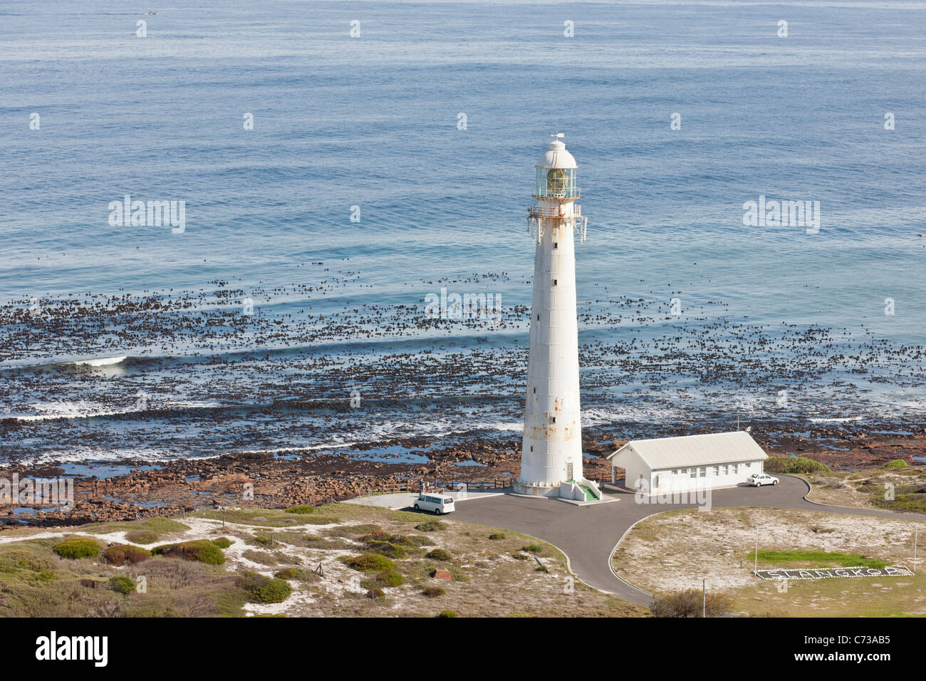 Leuchtturm am Slangkop Punkt auf Chapmans Peak Drive in Südafrika. Stockfoto