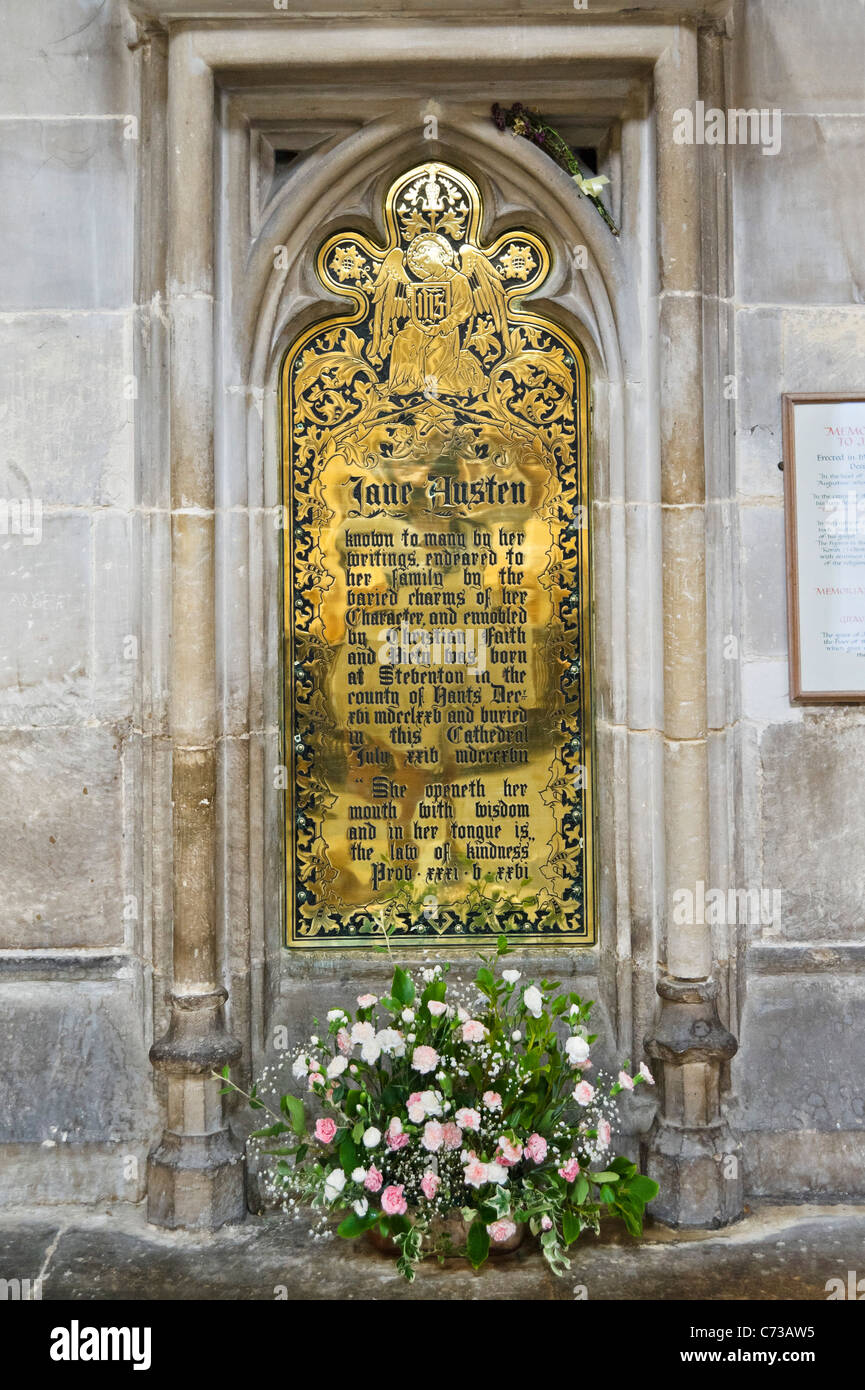 Gedenktafel an die Schriftstellerin Jane Austen, der in das Kirchenschiff der Winchester Cathedral, Winchester, Hampshire, England begraben liegt Stockfoto