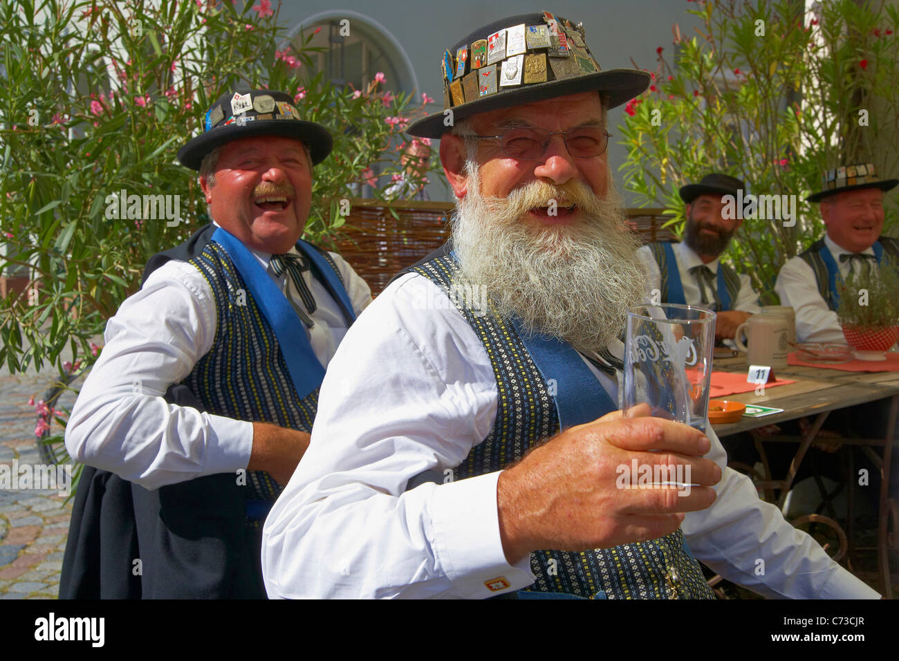 Schweizer Gruppe in traditioneller Kleidung im Open-Air-Restaurant in der Stadt von Wolfach Tal Kinzigtal südlichen Teil des Schwarzwald-Bl Stockfoto