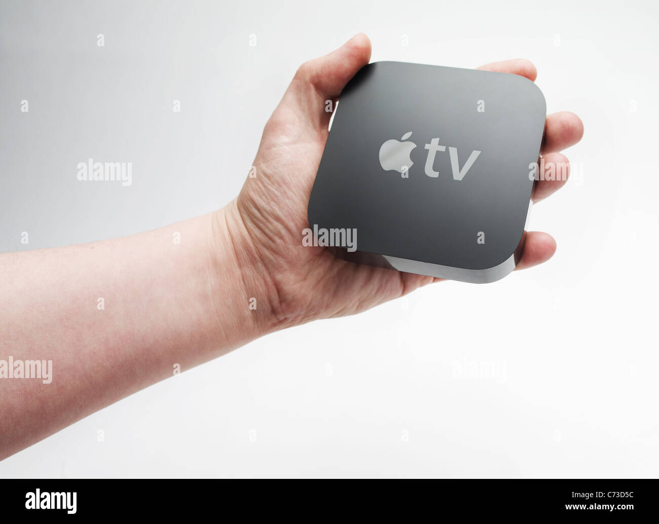Eine Hand hält einen kleinen Apfel tv Stockfoto