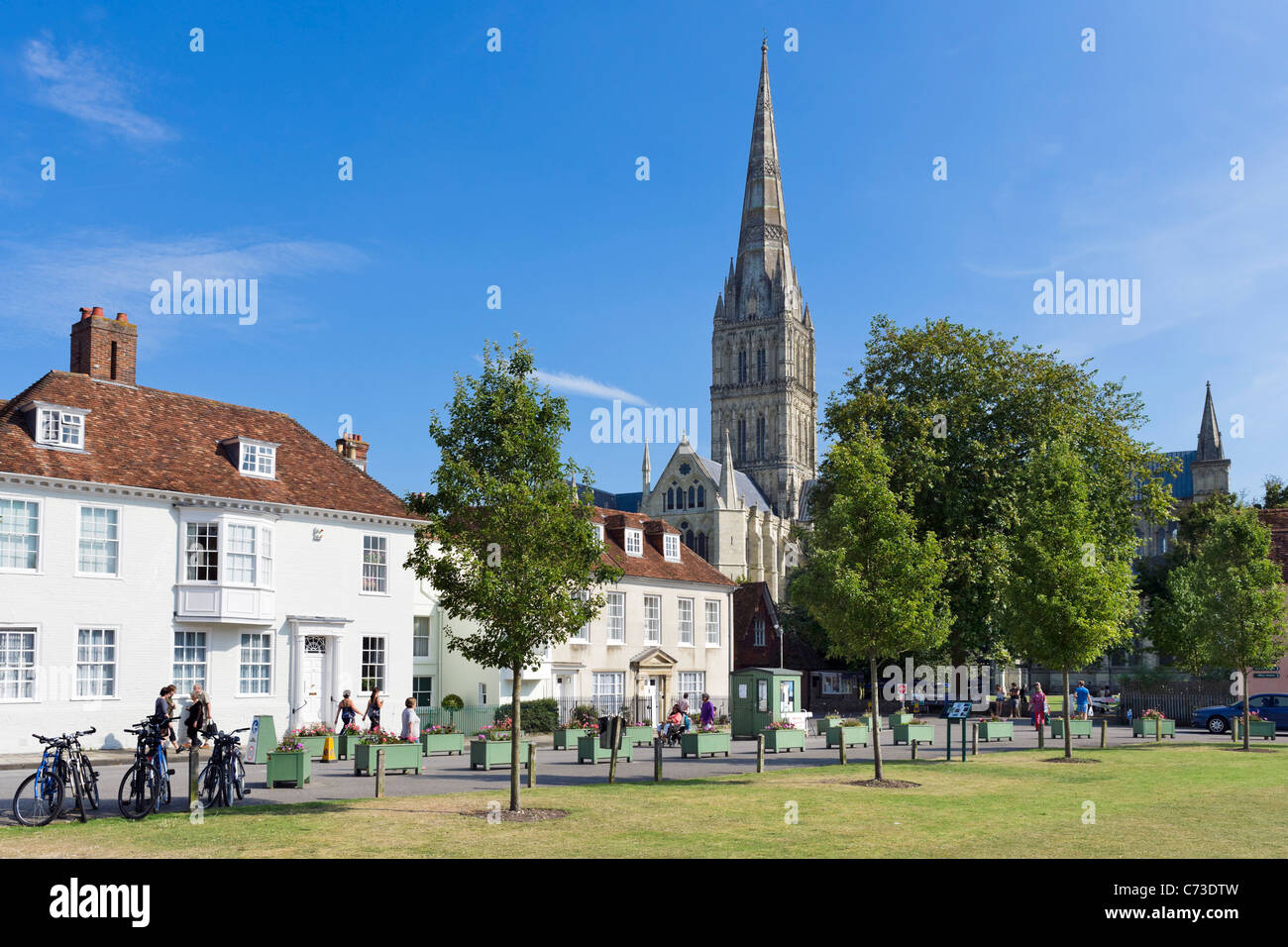 Der Turm der Kathedrale von Salisbury von Chorsängern Platz, Salisbury, Wiltshire, England, UK Stockfoto