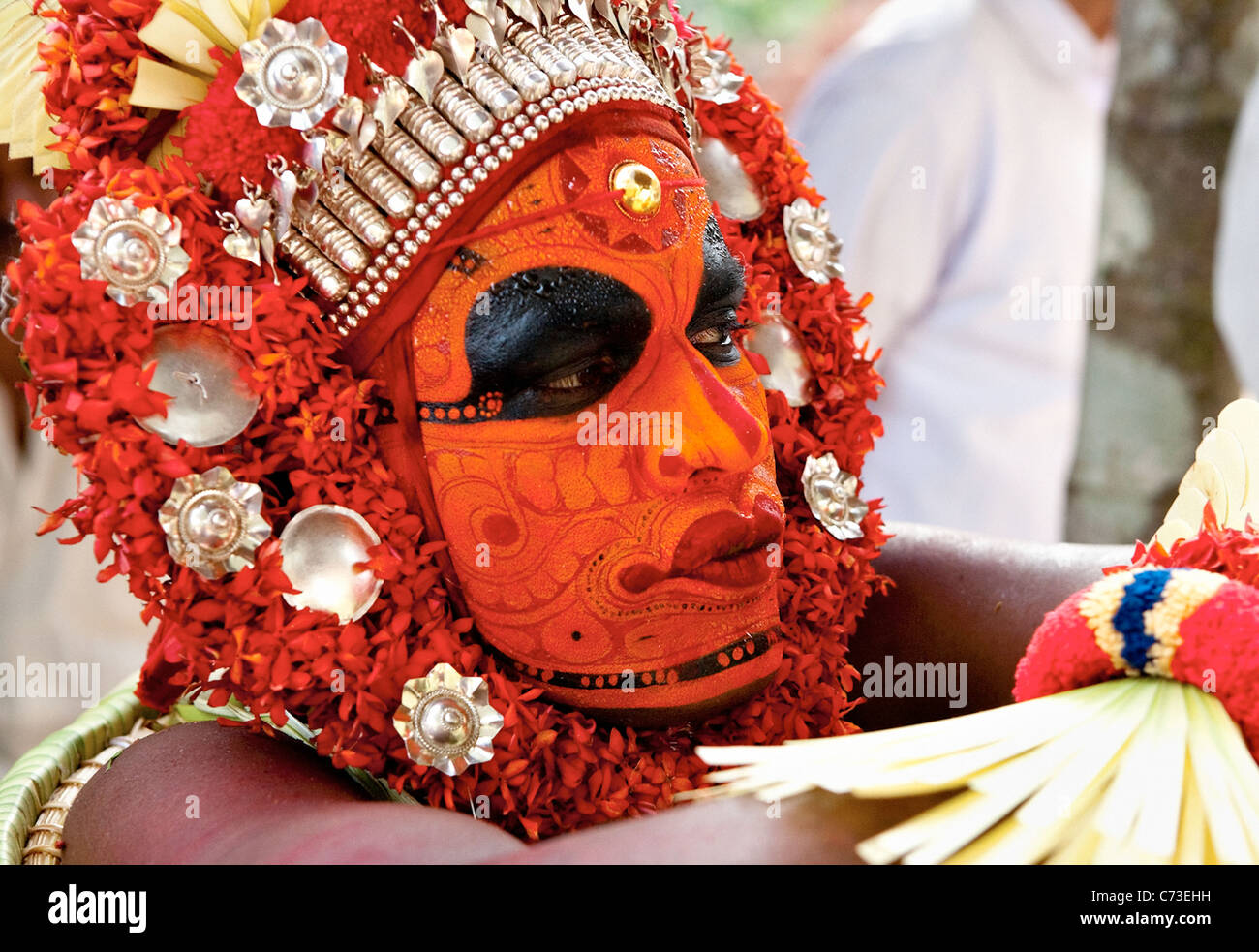 Indischer Mann, gekleidet wie ein Hindu-Gott an ein Theyyam Kerala Indien Stockfoto