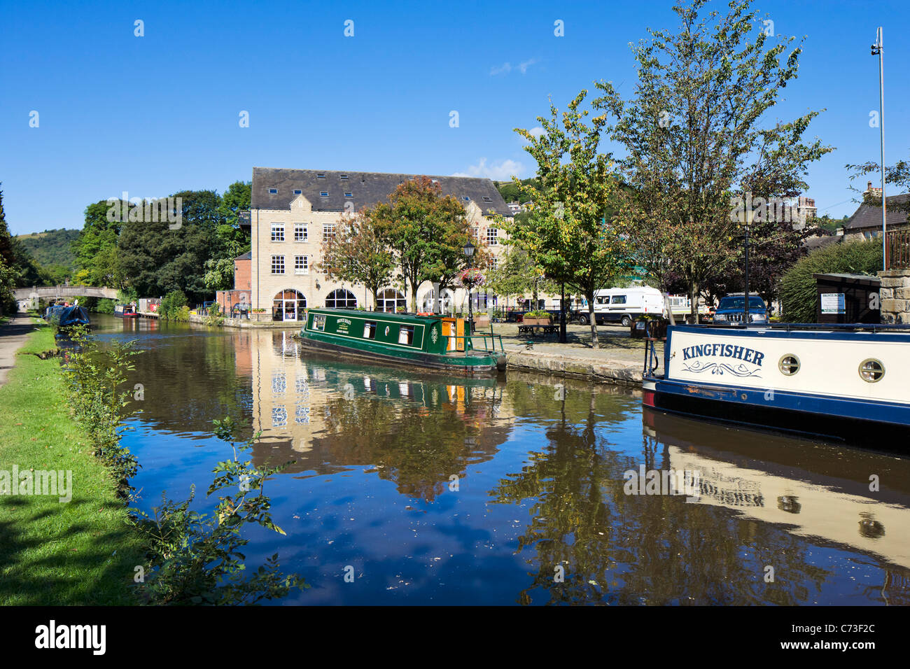 Narrowboats auf Rochdale Kanal, Hebden Bridge, Calder-Tal, West Yorkshire, England, Vereinigtes Königreich Stockfoto