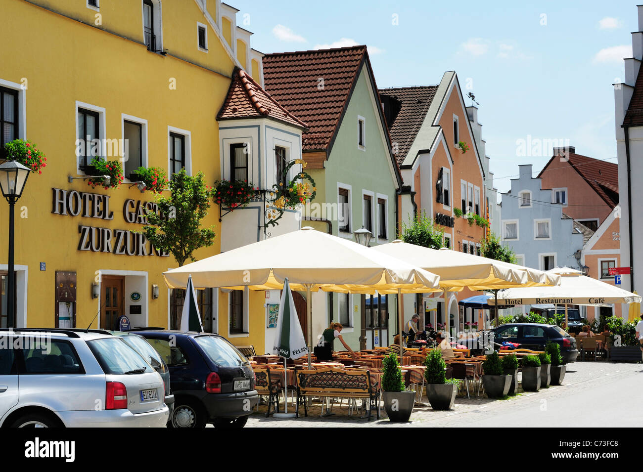 Häuserzeile mit Cafés, Altmühltal-Radweg. Altmühl-Tal radeln Trail, Beilngries, Eichstätt, Bayern, Deutschland Stockfoto