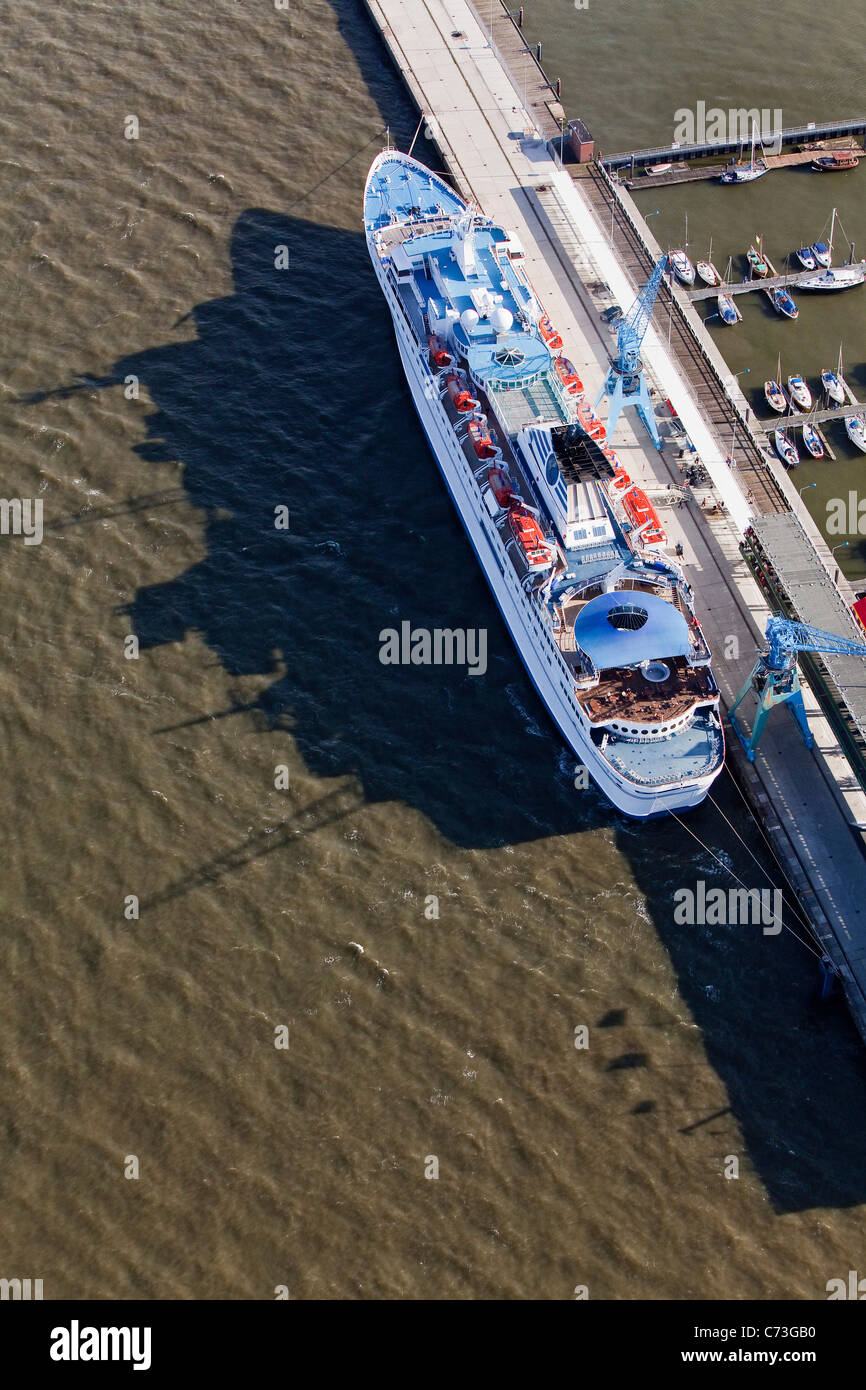 Antenne, erschossen Liner am Kai, Cuxhaven, Niedersachsen, Deutschland Stockfoto