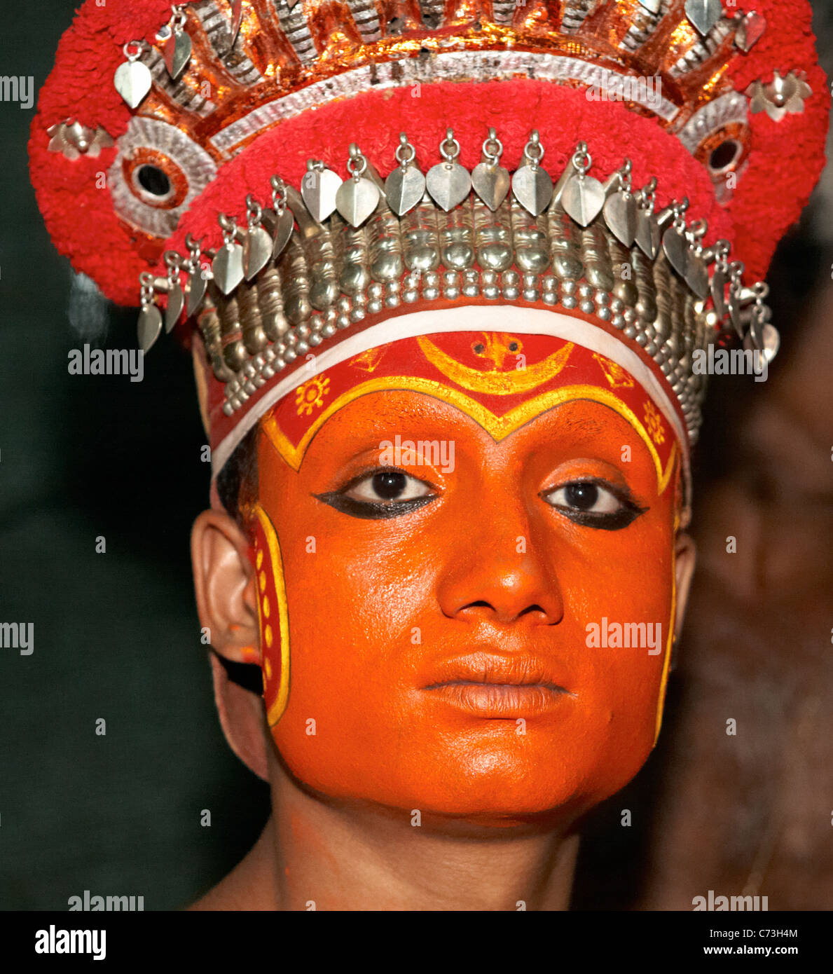 Indischer Mann, gekleidet wie ein Hindu-Gott an ein Theyyam Kerala Indien Stockfoto