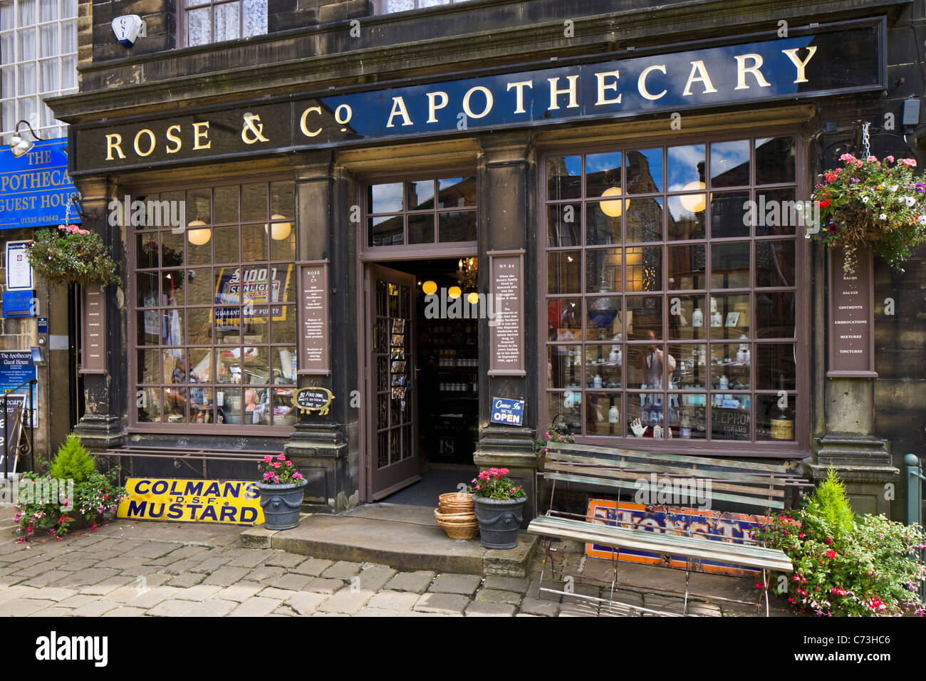 Rose & Co-Apotheke an der Hauptstraße (aus der Zeit des Brontes), Haworth, West Yorkshire, England, UK Stockfoto