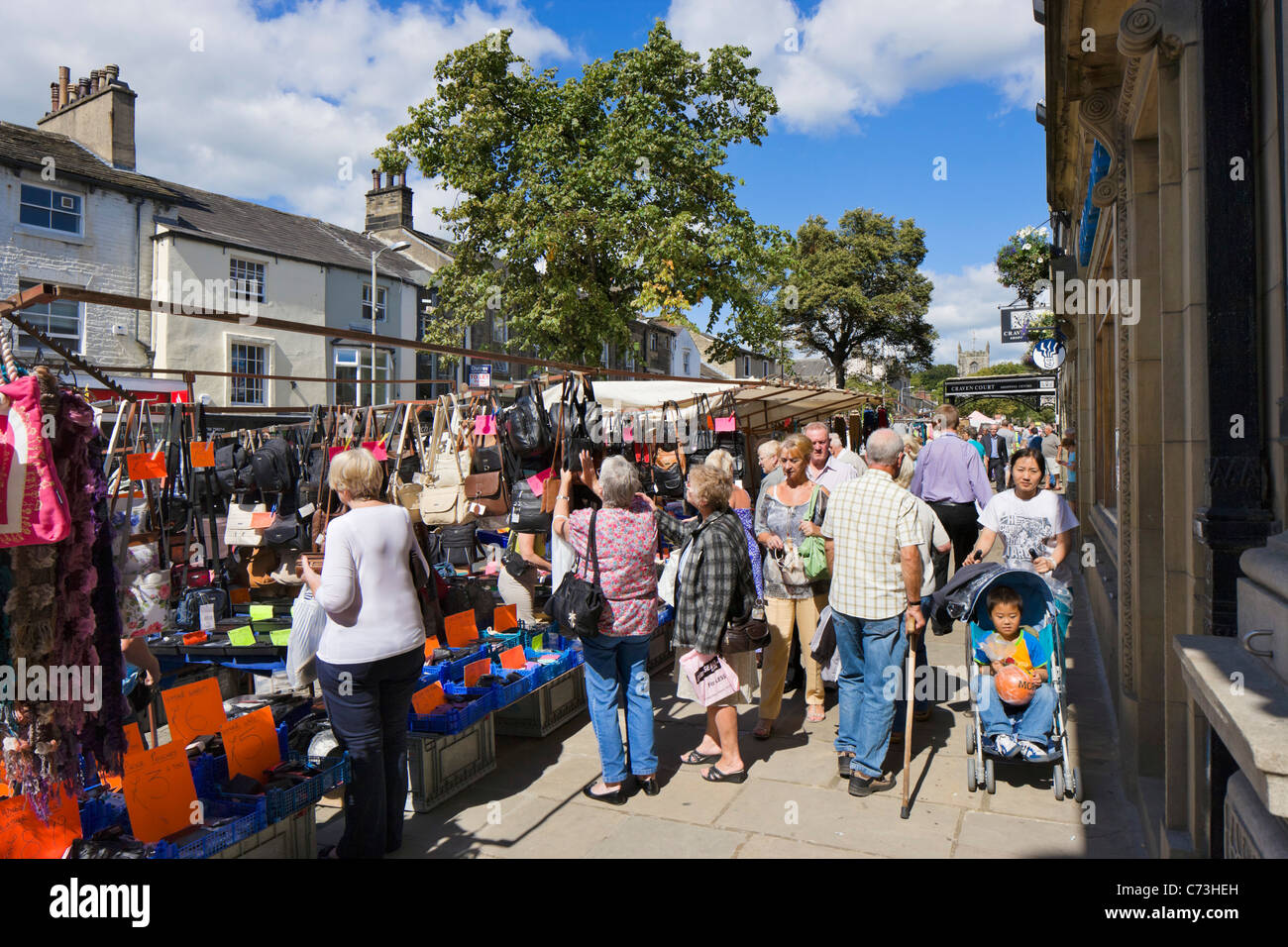 Marktstände auf der High Street in Skipton, North Yorkshire, England, UK Stockfoto
