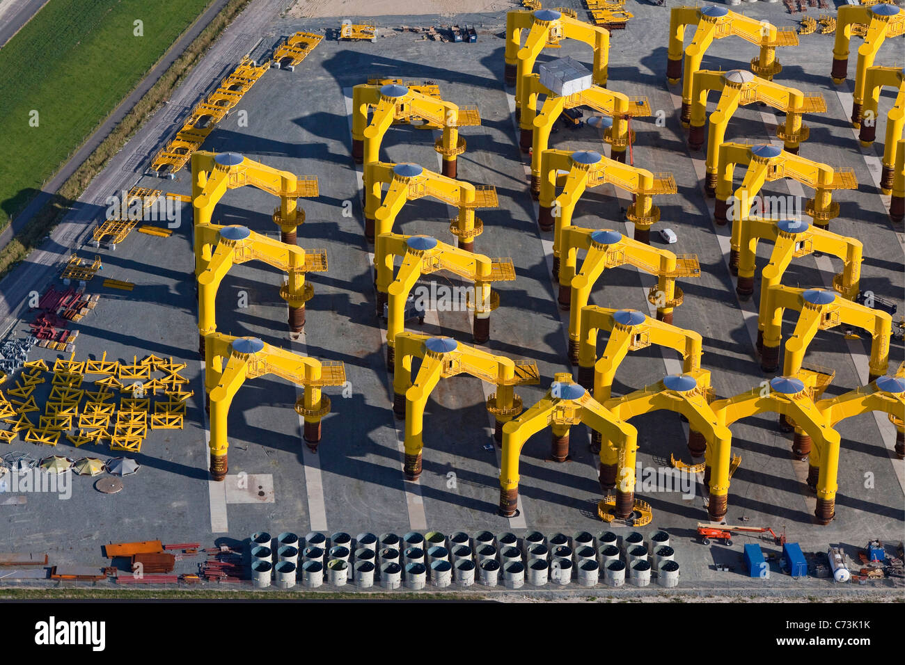 Luftaufnahme von Gründungsstrukturen für Offshore-Windparks in Cuxhaven Steel Construction, Cushaven, Niedersachsen, Deutschland Stockfoto