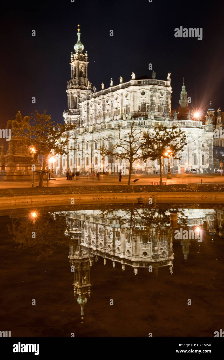 St. Trinity Cathedral in der Nacht mit einer Reflexion im Wasser, Dresden, Sachsen, Deutschland, Europa Stockfoto