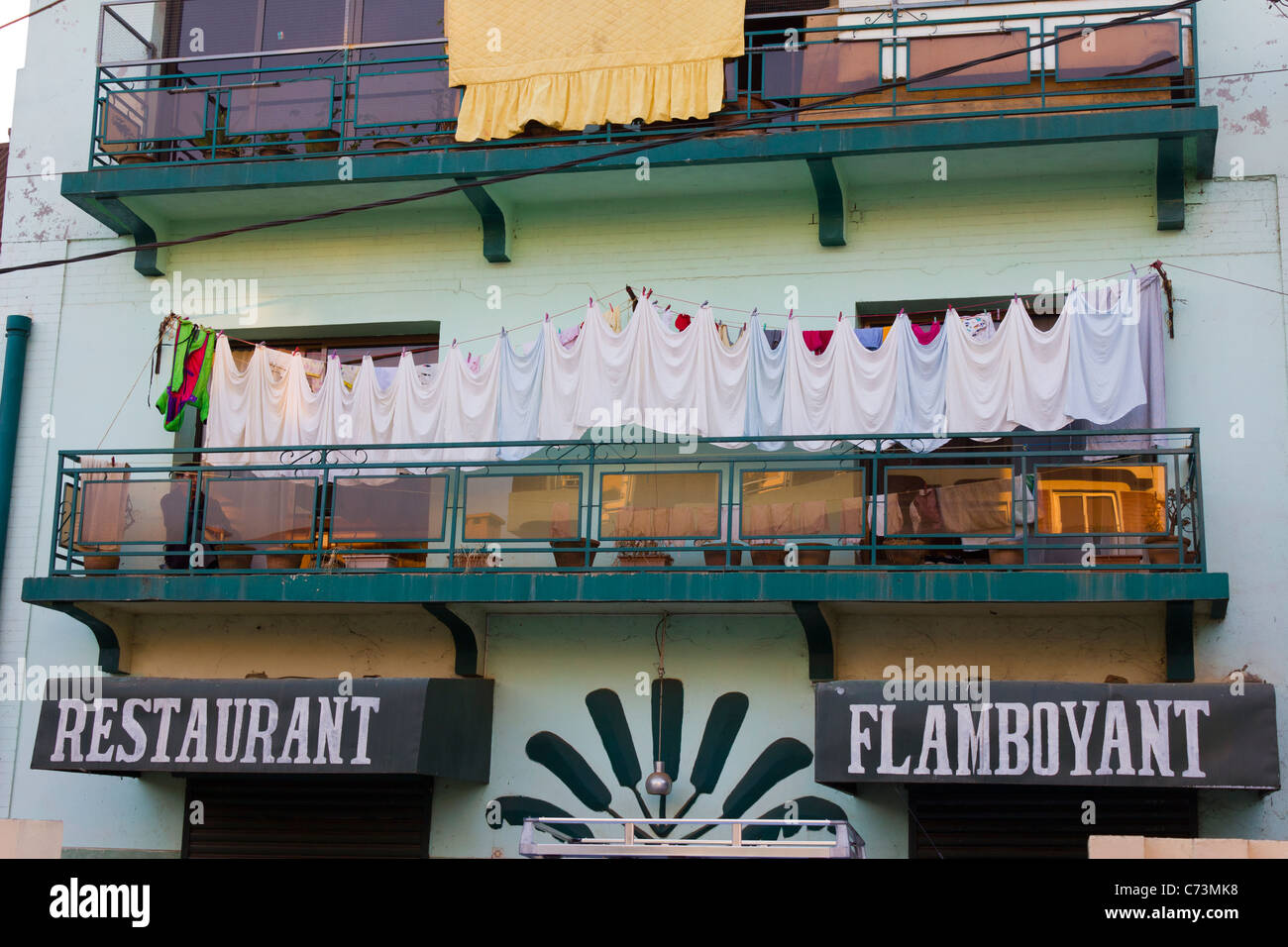 Balkon mit Trocknung Tischdecken über "Restaurant Flamboyant" Schild, Antsirabe, Madagaskar Stockfoto