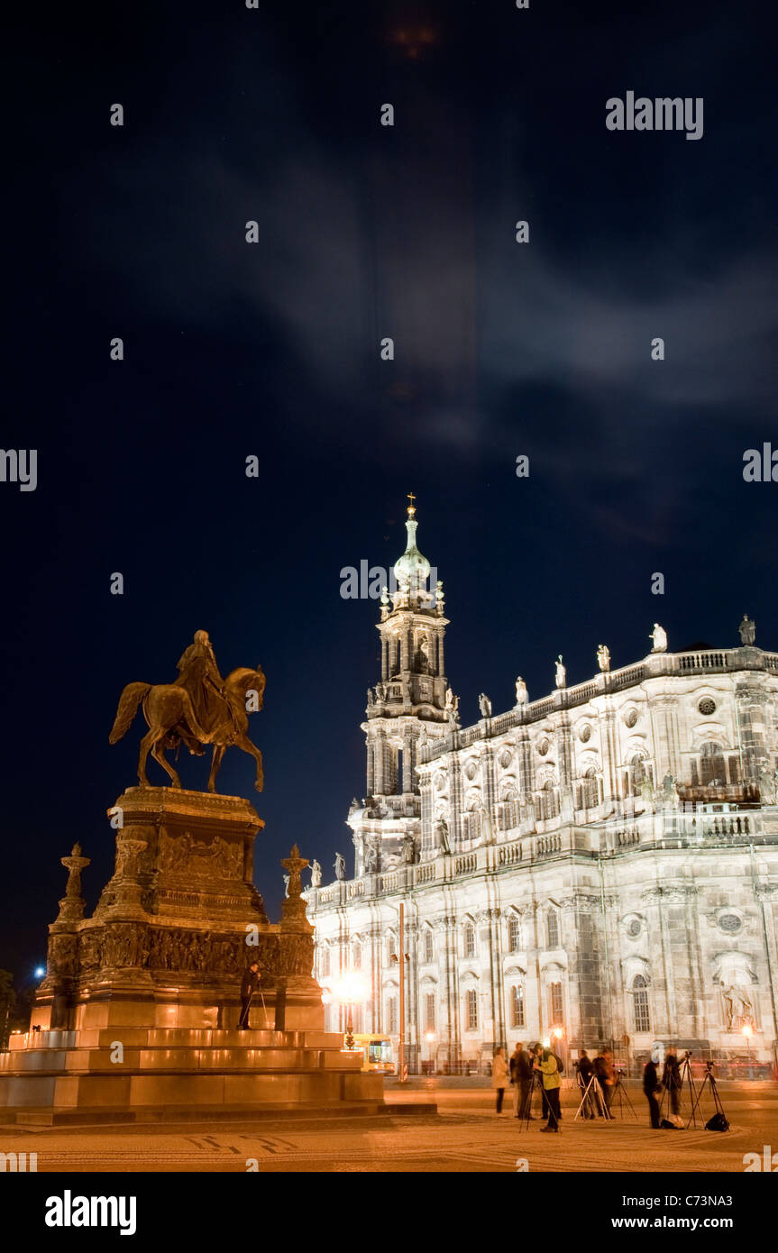 St. Trinity Cathedral in der Nacht, mit Reiterstandbild von König John, Dresden, Sachsen, Deutschland, Europa Stockfoto