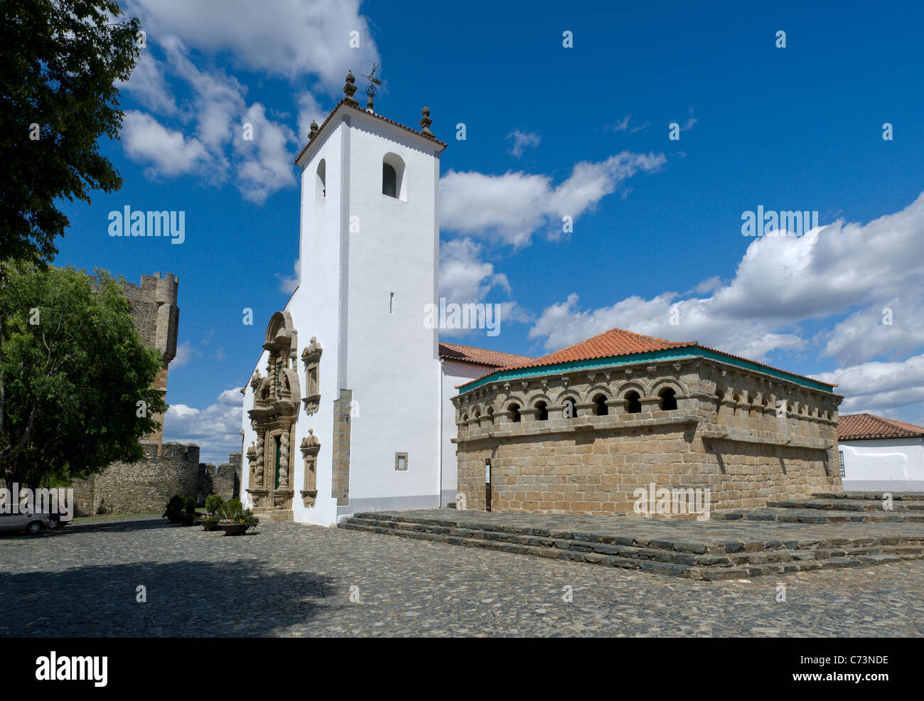 Portugal, Trás-os-Montes, Bragança, Domus Municipalis (altes Rathaus) und die Kirche Igreja da Santa Maria Stockfoto