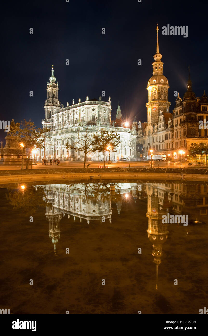 St. Trinity Cathedral und Königspalast in der Nacht mit einer Reflexion im Wasser, Dresden, Sachsen, Deutschland, Europa Stockfoto