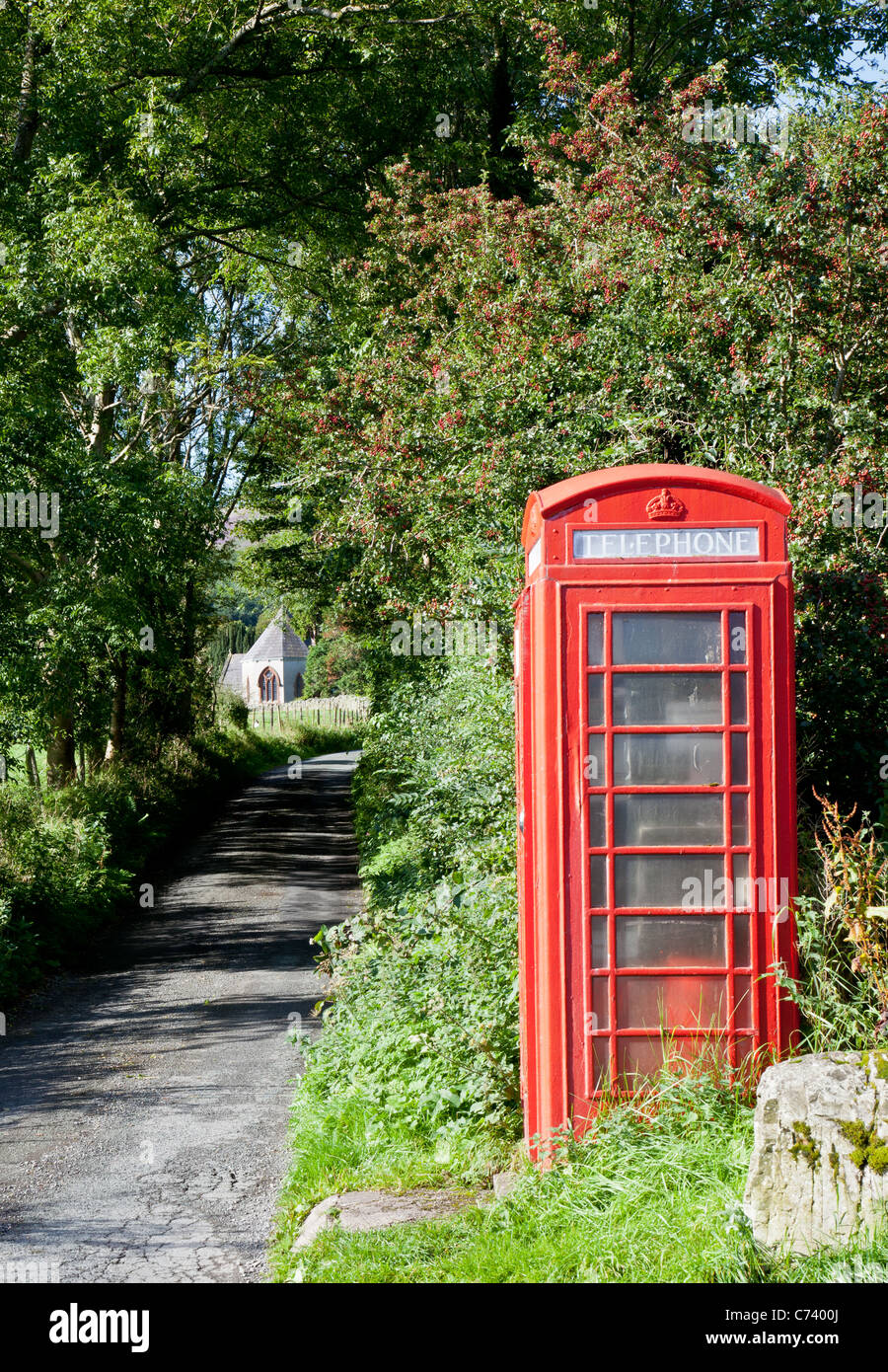 Telefonzelle auf der Spur an St.-Bartholomäus Kirche in Loweswater, Nationalpark Lake District, Cumbria Stockfoto