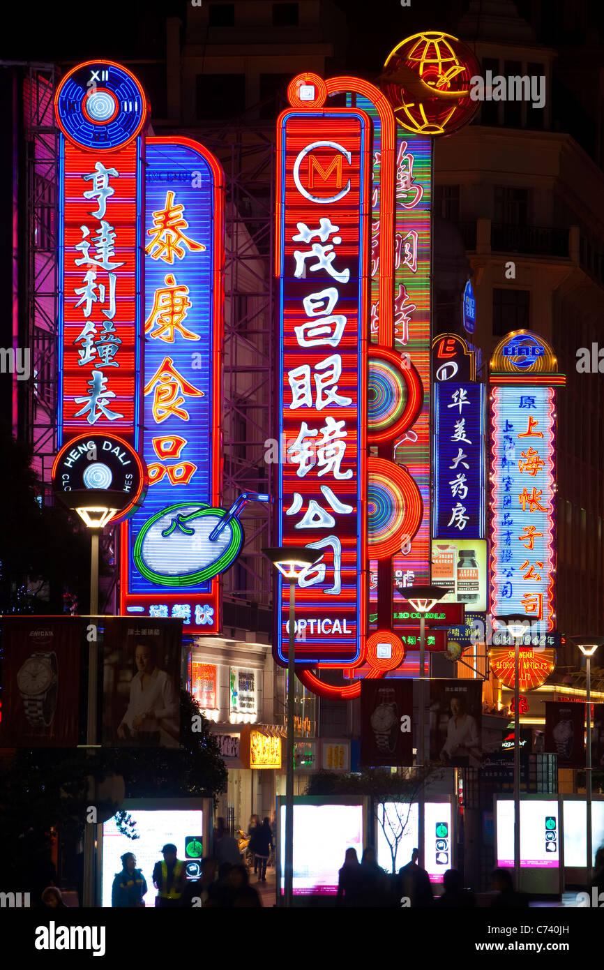 Neon-Schilder über Geschäfte entlang der Nanjing Road, Shanghai, China Stockfoto