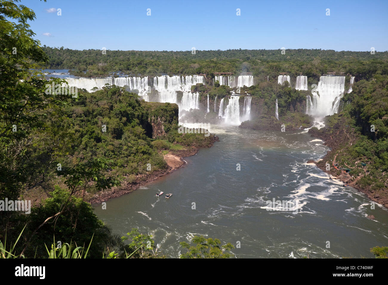 Iguaçu-Wasserfälle von der brasilianischen Seite, Paraná, Brasilien, Südamerika gesehen. Stockfoto