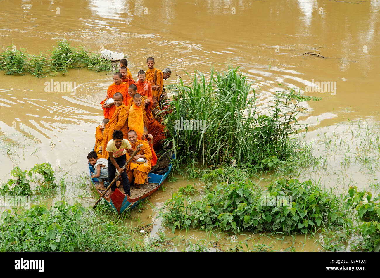 buddhistische Mönche Fluss in Battambang Kambodscha Stockfoto