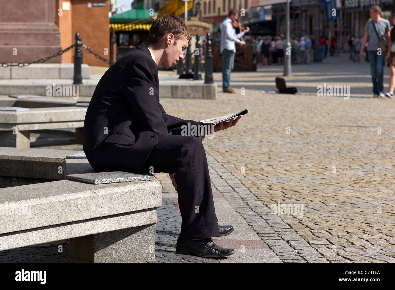 Junger Sachbearbeiter in der Mittagspause in der Market Square Breslau Polen Stockfoto