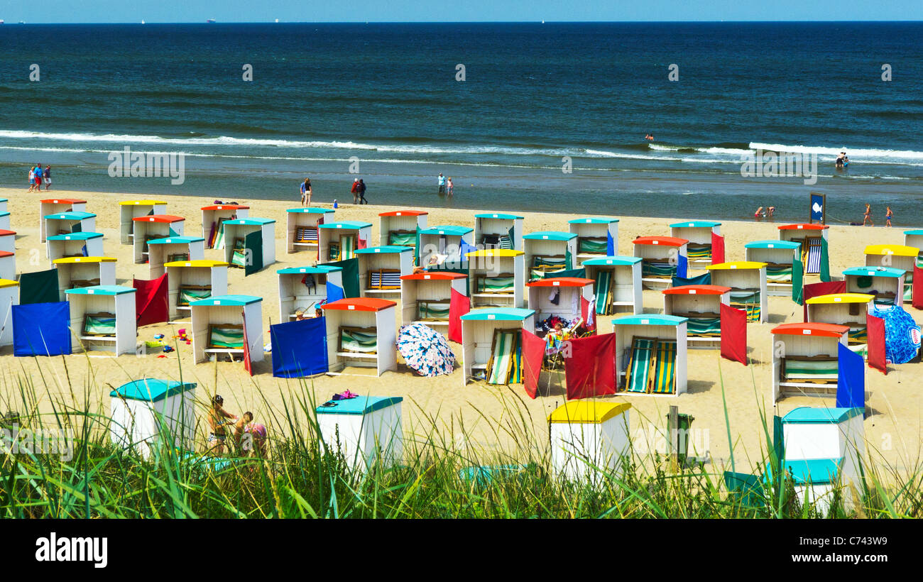 Bunte Strandkörbe auf das Baden am Strand bei Katwijk Aan de Rijn, Südholland, Niederlande Stockfoto