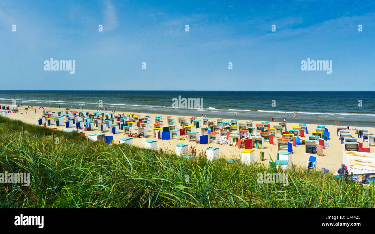 Bunte Strandkörbe auf das Baden am Strand bei Katwijk Aan de Rijn, Südholland, Niederlande Stockfoto