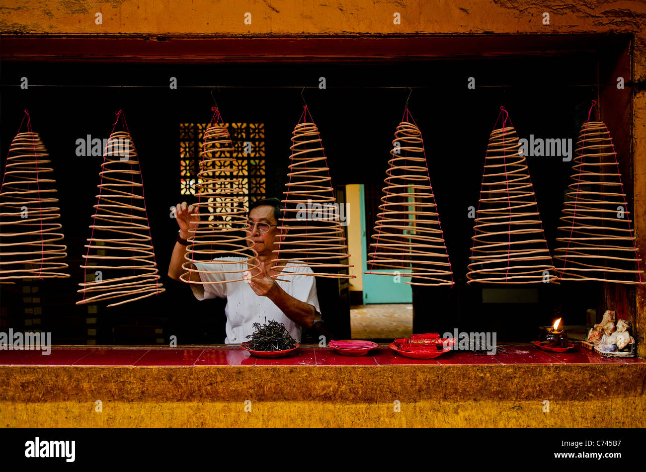 Mann Beleuchtung Weihrauch im chinesischen Tempel vietnam Stockfoto