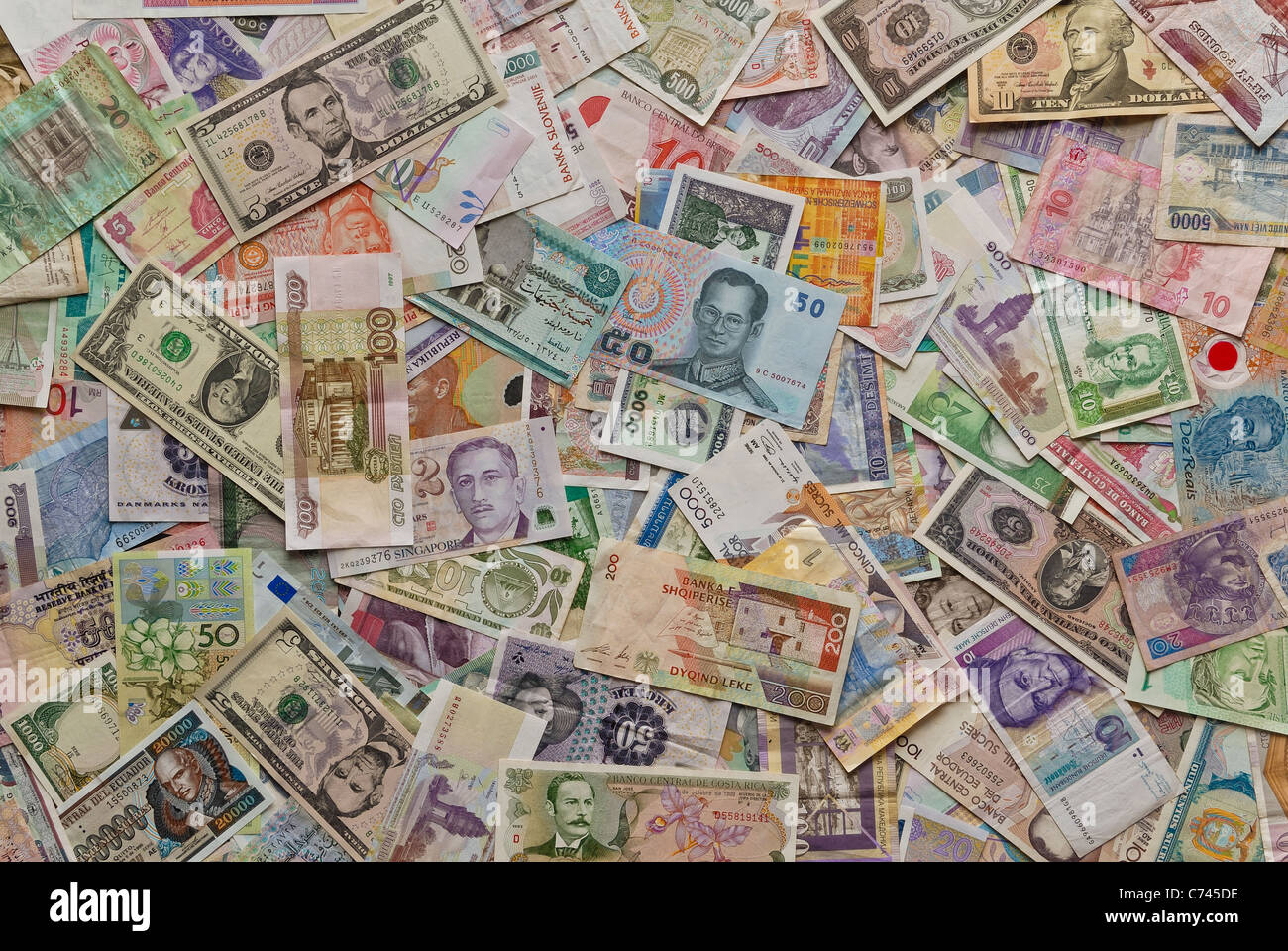 Bargeld aus der ganzen Welt in ein Chaos. Bargeld von rund um den Globus miteinander vermischt, in die gleiche Weise wie das Finanzsystem. Stockfoto