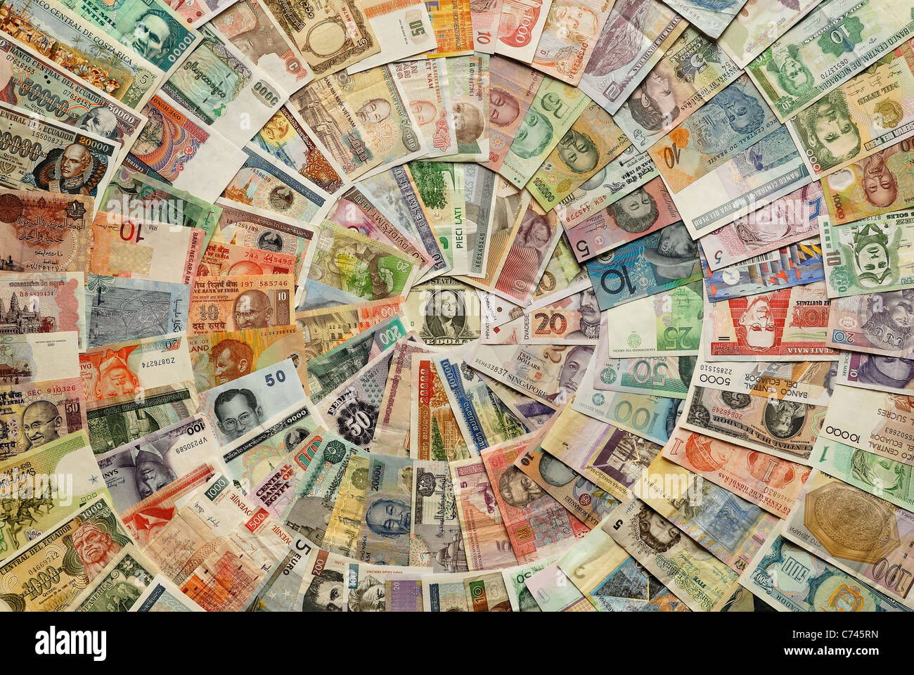 Rechnungen in verschiedenen Währungen im Kreise um den zentralen Dollar bestellt. Stockfoto