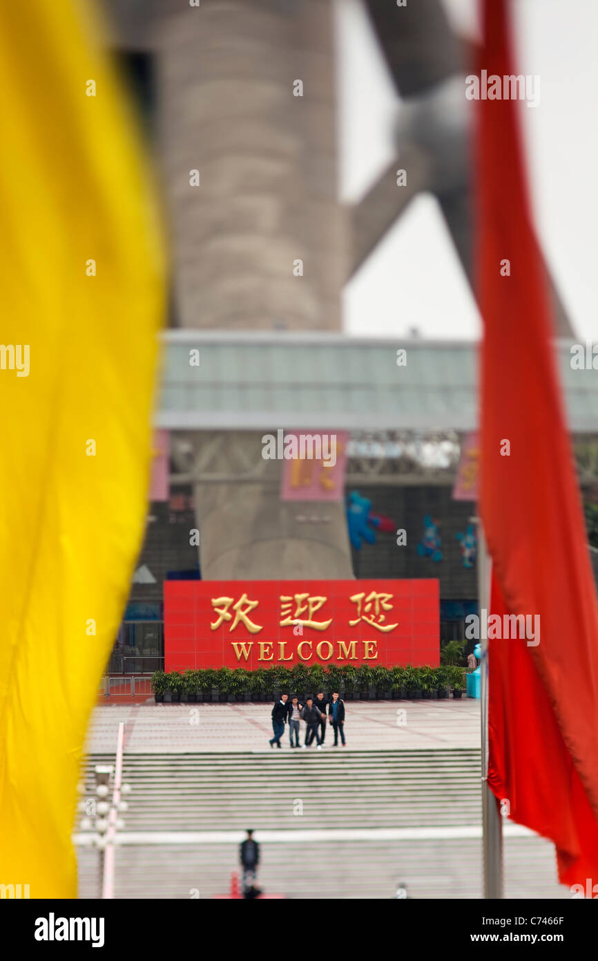 Bunte Fahnen am Ende des Century Avenue, Pudong, Shanghai, China Stockfoto