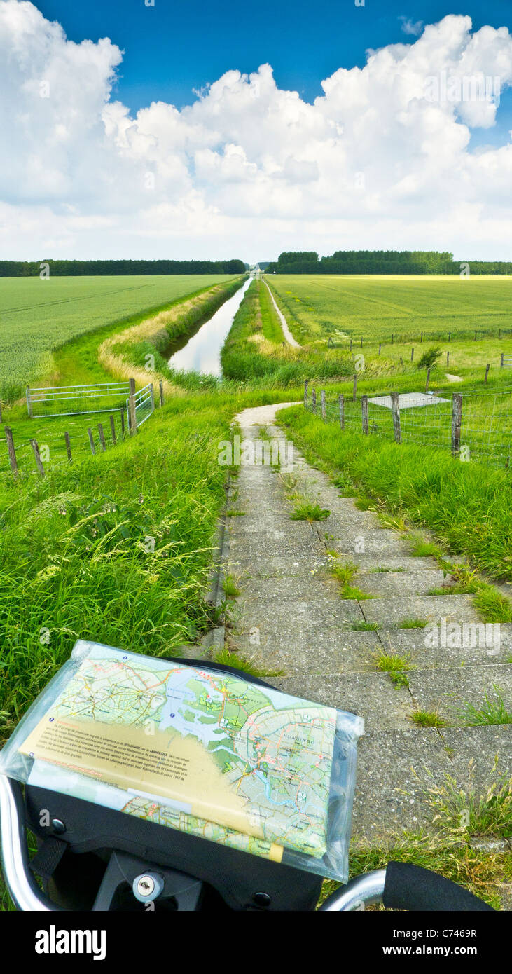 Ein Radweg zwischen Feldern in der Nähe von De Marne, Südholland, Niederlande Stockfoto