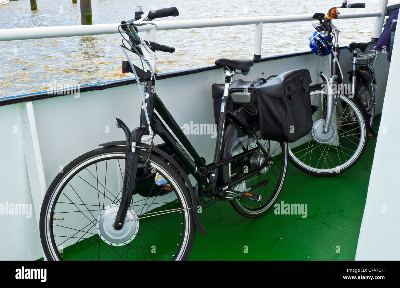 Elektrische Pendler-Bikes auf der Fähre Emden Ditzum, Deutschland Stockfoto